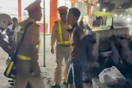 Đối tượng Bùi Đức Hiếu (bên phải) tại hiện trường vụ việc. (Ảnh bạn đọc cung cấp)