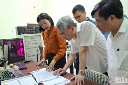 Đồng chí Phạm Đồng Thụy, Trưởng Ban Tuyên giáo và Dân vận Tỉnh ủy Thái Bình kiểm tra hoạt động tuyên truyền tại Trung tâm Văn hóa, Thể thao huyện Tiền Hải.