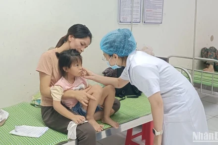 Một trường hợp trẻ em ở huyện Hưng Hà (tỉnh Thái Bình) phải điều trị nội trú do mắc đau mắt đỏ.