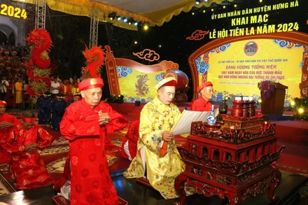 Đọc chúc văn trong đêm khai mạc Lễ hội đền Tiên La. (Ảnh: VĂN HỌC)