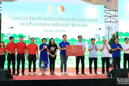 Trung ương Đoàn TNCS Hồ Chí Minh và Sabeco bàn giao 2 dự án cộng đồng giai đoạn 1.