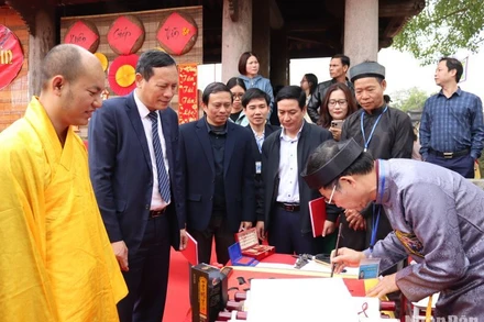 Xin chữ đầu năm tại Lễ hội chùa Keo Thái Bình ngày mùng 5 Tết.