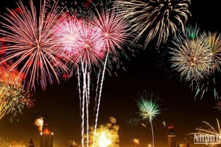 Những màn pháo hoa ấn tượng trong đêm giao thừa đón mừng Xuân năm 2023 tại thành phố Thái Bình.