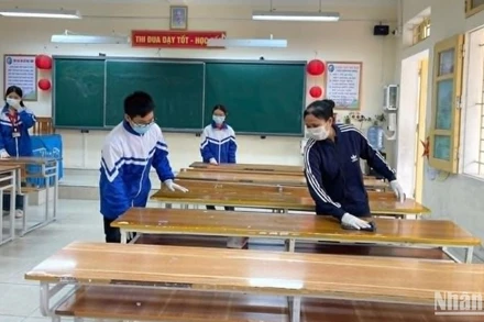 Vệ sinh lớp học có chùm ca bệnh sởi tại Trường trung học cơ sở Trần Phú (thành phố Thái Bình).