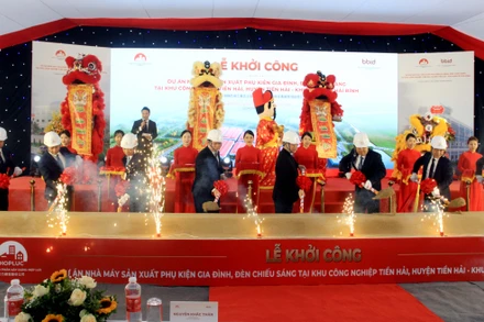 Các đại biểu thực hiện nghi thức khởi công dự án sản xuất phụ kiện gia đình, đèn chiếu sáng tại Khu công nghiệp Tiền Hải, tỉnh Thái Bình.