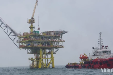 Tàu của Hải đội biên phòng 2 (Bộ đội Biên phòng tỉnh Thái Bình) bên giàn khoan mỏ khí Thái Bình.