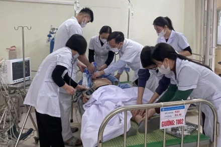 Các y bác sĩ Bệnh viện đa khoa thành phố Thái Bình xử trí thành công ca sốc phản vệ cho bệnh nhân nam 58 tuổi. (Ảnh: Bệnh viện cung cấp)