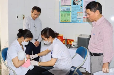 Kiểm tra tiêm phòng vaccine sởi tại Trạm Y tế Nam Cao, huyện Kiến Xương, tỉnh Thái Bình.
