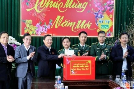 Phó Chủ tịch Quốc hội Nguyễn Khắc Định chúc Tết cán bộ, chiến sĩ đồn biên phòng Cửa khẩu cảng Diêm Điền (huyện Thái Thụy, tỉnh Thái Bình).