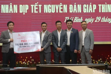 Lãnh đạo Mặt trận Tổ quốc Việt Nam tỉnh Thái Bình tiếp nhận phần quà trao tặng cho hộ nghèo trên địa bàn.