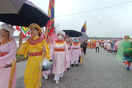 Đoàn rước nước với hàng trăm người, kéo dài hơn nửa cây số từ đền Trần Thái Bình ra ngã ba sông Hồng, sông Luộc lấy nước.