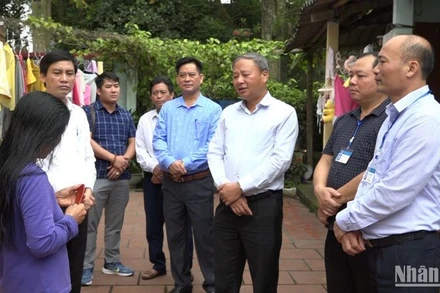 Bí thư Huyện ủy Vũ Thư Nguyễn Quang Anh gặp gỡ, trao đổi với người dân bị ảnh hưởng của dự án đường dây 500KV.