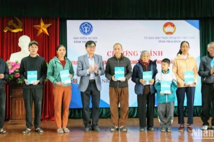 Người dân gặp khó khăn nhận thẻ bảo hiểm y tế và sổ bảo hiểm xã hội rất cảm kích trước sự quan tâm của các cơ quan, đơn vị, doanh nghiệp.