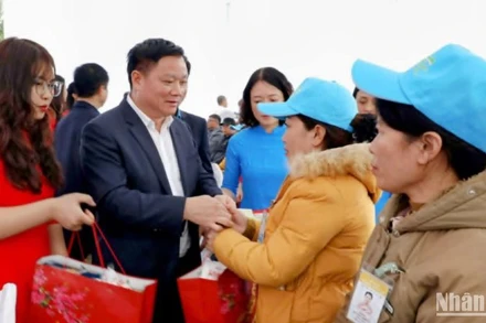 Bí thư Tỉnh ủy, Chủ tịch Ủy ban nhân dân tỉnh Thái Bình Nguyễn Khắc Thận tặng quà Tết công nhân lao động Khu công nghiệp Phúc Khánh (thành phố Thái Bình).