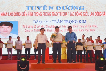 Vinh danh các điển hình tiên tiến trong phong trào thi đua yêu nước "Lao động giỏi, lao động sáng tạo".