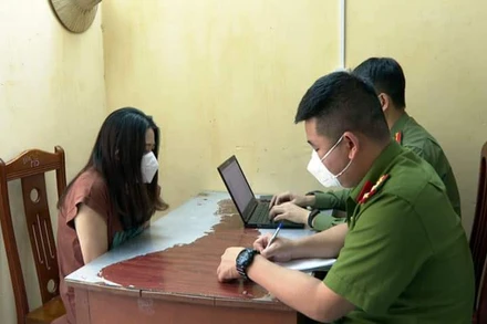 Đối tượng Phạm Thị Mỹ H. (sinh năm 1995) trú tại huyện Tuyên Hóa, tỉnh Quảng Bình nằm trong đường dây đánh bạc và tổ chức đánh bạc hàng nghìn tỷ đồng làm việc với cơ quan điều tra.