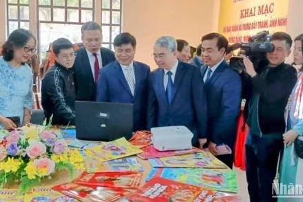 Các đại biểu thăm quan gian trưng bày hội báo Xuân năm 2025.