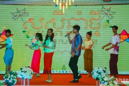 Các tiết mục văn nghệ truyền thống của lưu học sinh chào mừng Tết Bunpimay và Chol Chnam Thmay.