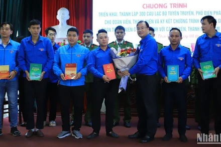 Tỉnh đoàn Thái Bình trao tặng 600 đầu sách pháp luật cho các Câu lạc bộ tuyên truyền, phổ biến pháp luật. 