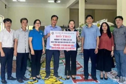 Đại diện lãnh đạo Sở y tế tỉnh Thái Bình trao tiền mặt và vật tư y tế, hóa chất, thuốc... cho ngành y tế tỉnh Lào Cai.