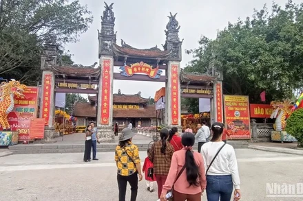 Khá đông du khách đến với Lễ hội đền Trần tỉnh Thái Bình năm 2024. (Ảnh chụp chiều 21/2)