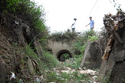 Hệ thống kênh cấp nước tại Đăk Hà cạn kiệt do các công trình thủy lợi không còn đủ nước.