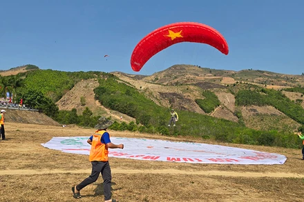 Giải dù lượn tỉnh Kon Tum mở rộng.