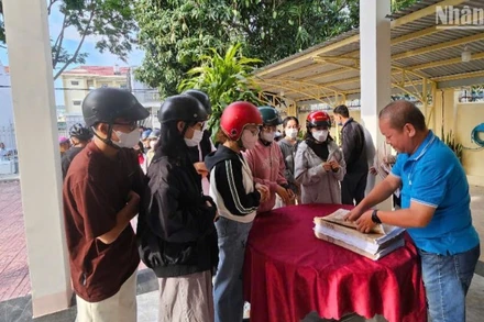 Đông đảo người dân trên địa bàn tỉnh Kon Tum đến nhận ấn phẩm đặc biệt.