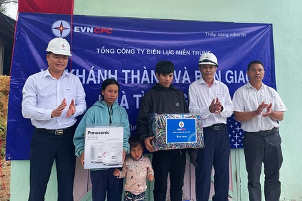 Trao nhà tình nghĩa và các phần quà cho hộ gia đình khó khăn.