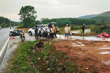 Người dân đưa các nạn nhân đi cấp cứu.