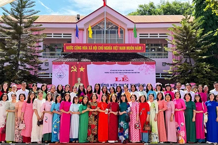 Cán bộ, giáo viên Trường tiểu học thực hành sư phạm Ngụy Như Kon Tum hoàn thành xuất sắc nhiệm vụ năm học 2024-2025.