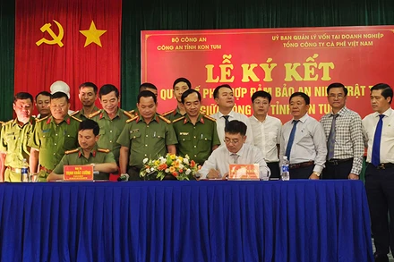 Lãnh đạo Công an tỉnh Kon Tum và Tổng Công ty Cà phê Việt Nam ký kết Quy chế phối hợp