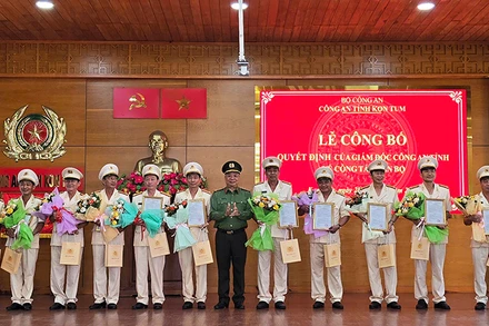 Trao Quyết định nghỉ công tác trước hạn tuổi đối với 11 đồng chí.