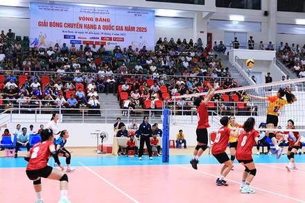 Trận bóng chuyền nữ Thái Nguyên và Đắk Lắk diễn ra sôi nổi, hấp dẫn.