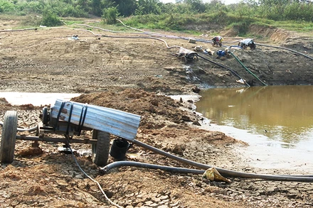 Hàng chục đầu máy bơm xếp hàng chờ nước tưới.