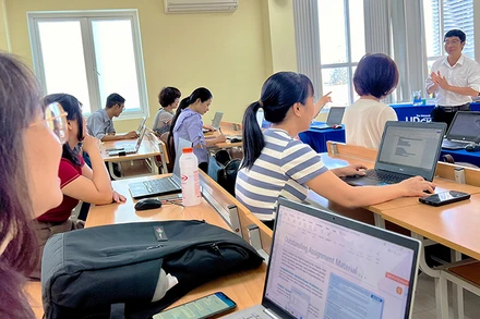 Chi bộ Giảng viên, phân hiệu Đại học Đà Nẵng tại Kon Tum học tập chuyên đề ứng dụng công nghệ thông tin phục vụ công tác giảng dạy