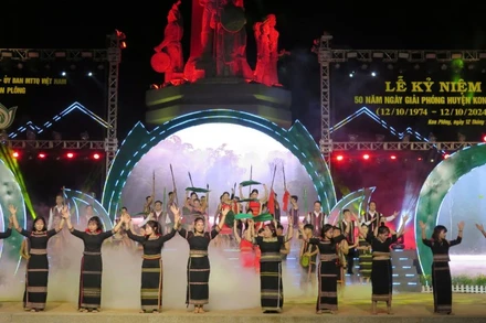 Tiết mục văn nghệ chào mừng kỷ niệm 50 năm Ngày Giải phóng huyện Kon Plông.