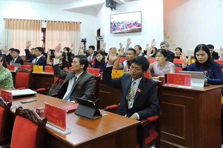 Các đại biểu Hội đồng nhân dân tỉnh Kon Tum biểu quyết thông qua nghị quyết tại Kỳ họp.