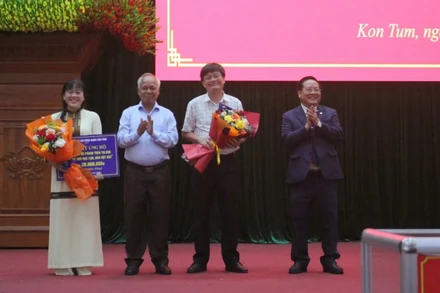 Hội đồng nhân dân tỉnh Kon Tum ủng hộ kinh phí tại buổi lễ.