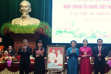 Phó Chủ tịch Ủy ban Trung ương Mặt trận Tổ quốc Việt Nam Tô Thị Bích Châu chúc mừng Đại hội.