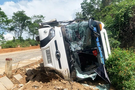 Xe ô-tô khách bị nạn.
