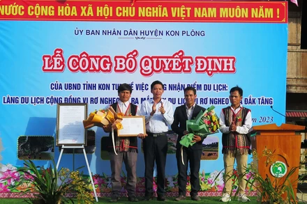 Trao quyết định của UBND tỉnh Kon Tum công nhận điểm du lịch cộng đồng làng Vi Rơ Ngheo.