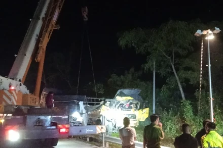 Lực lượng chức năng đang xử lý hiện trường vụ tai nạn giao thông.