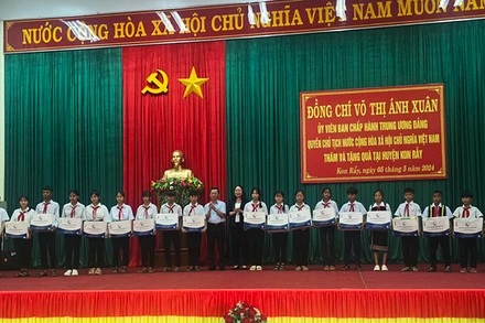 Quyền Chủ tịch nước Võ Thị Ánh Xuân tặng học bổng và quà cho các em có hoàn cảnh đặc biệt khó khăn.