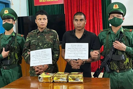 Các đối tượng bị bắt cùng tang vật. (Ảnh: VĂN LÝ)