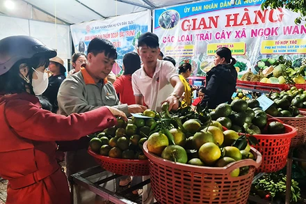 Trái cây của xã Ngọk Wang thu hút đông đảo người dân đến mua