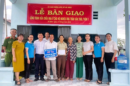 Lễ bàn giao nhà ở cho hộ gia đình ông Trần Văn Thôi, hộ nghèo tại thôn 1, xã Hà Mòn, huyện Đăk Hà.