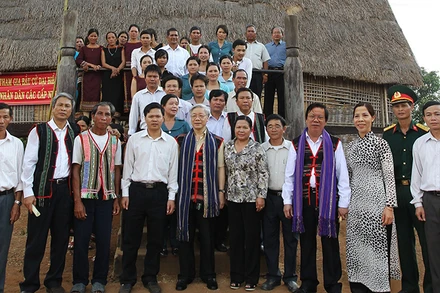 Tổng Bí thư Nguyễn Phú Trọng chụp ảnh lưu niệm cùng cán bộ, nhân dân tỉnh Kon Tum.