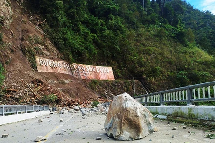 Hiện trường sạt lở tại Km194+250 đường Trường Sơn Đông.