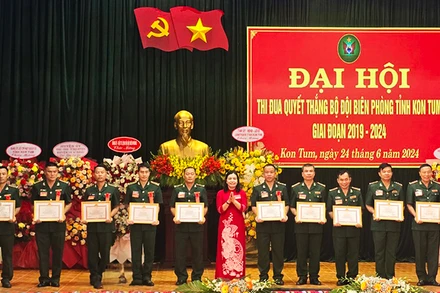 Trao tặng Bằng khen của Chủ tịch Ủy ban nhân dân tỉnh cho 10 cá nhân có thành tích xuất sắc.